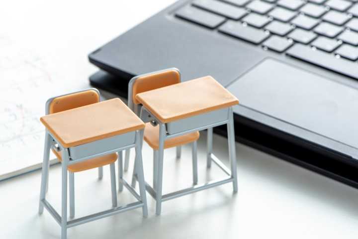 学校の机、椅子のミニチュアとパソコン